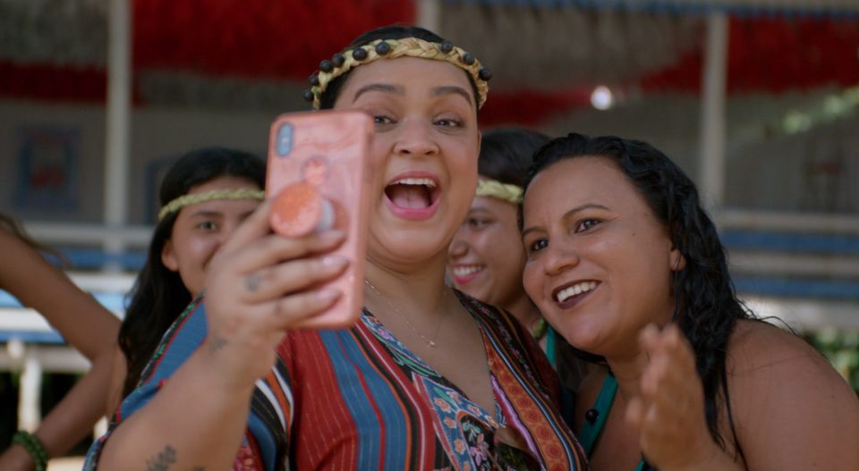 Frooty takes Preta Gil and dutch influencer to Amazonian forest.